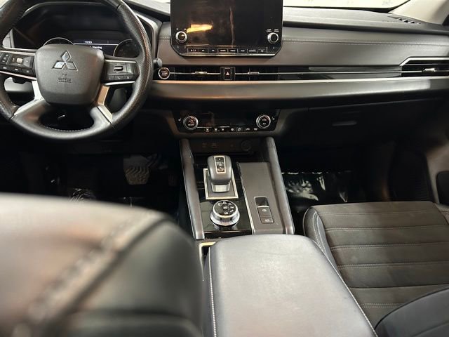 Used 2024 Mitsubishi Outlander AWD image 16