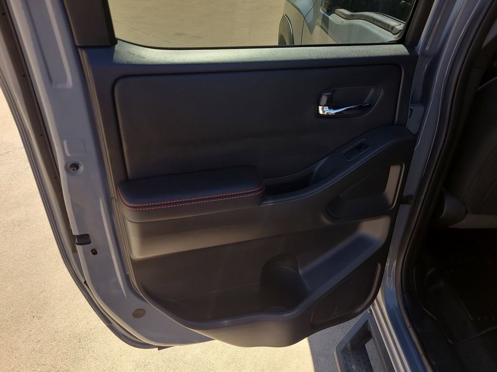 Used 2025 Nissan Frontier PRO-4X AWD/4WD image 13