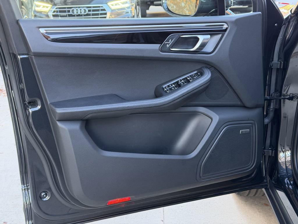 Used 2022 Porsche Macan w/ Premium Package image 23