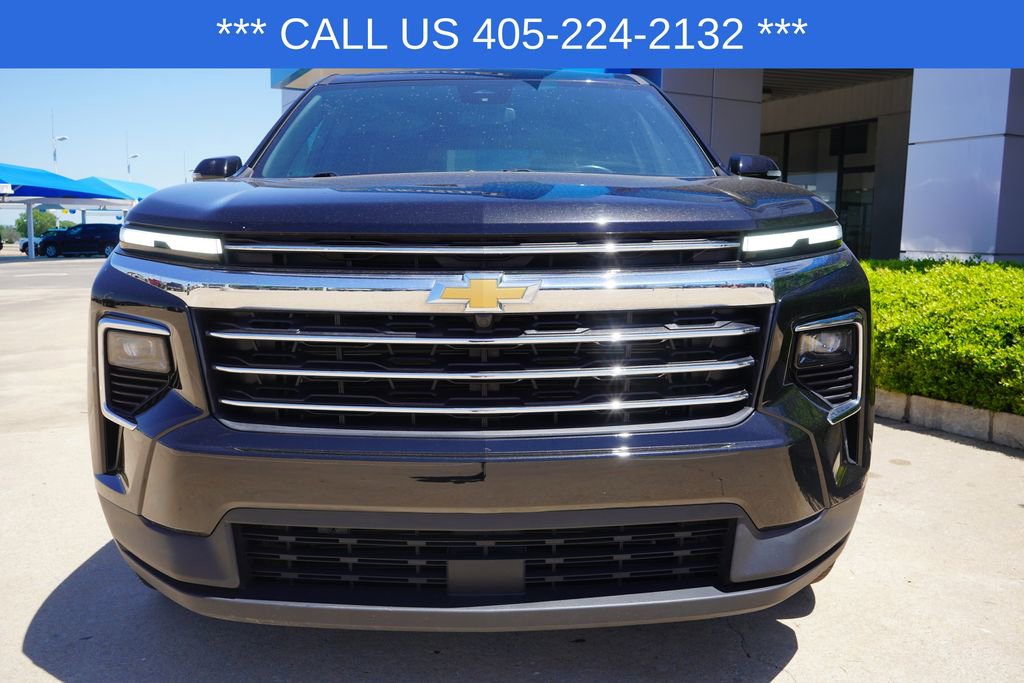Used 2025 Chevrolet Traverse LT FWD image 3
