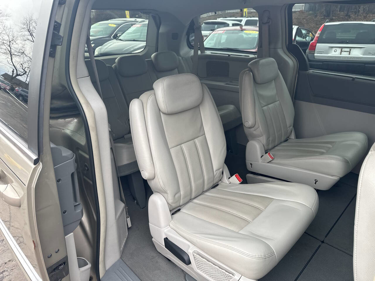 Used 2009 Chrysler Town & Country Touring image 12