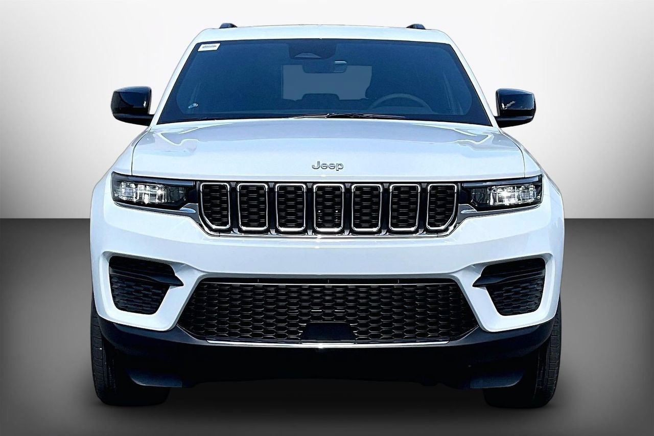 New 2027 Jeep Grand Cherokee Laredo RWD image 3