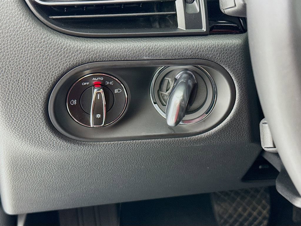 Certified 2025 Porsche Macan image 15