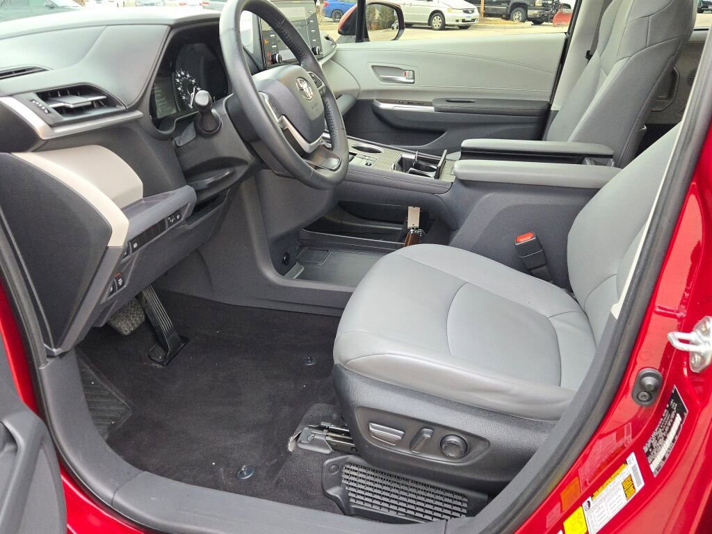 Used 2023 Toyota Sienna XLE image 26
