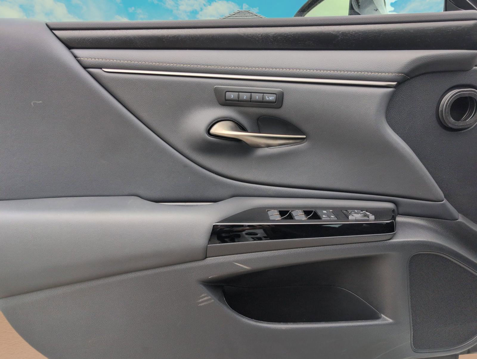 Certified 2025 Lexus ES 300h image 8