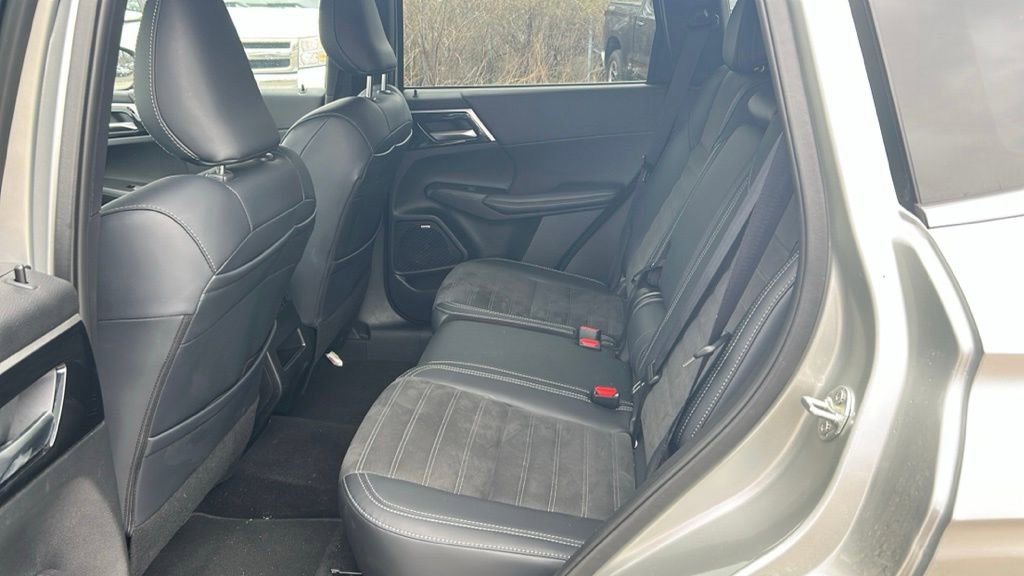 Used 2025 Mitsubishi Outlander SE image 11