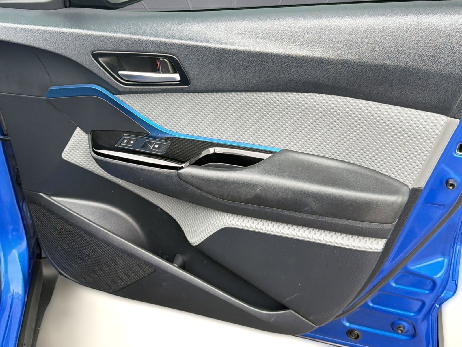 Used 2019 Toyota C-HR XLE FWD image 33