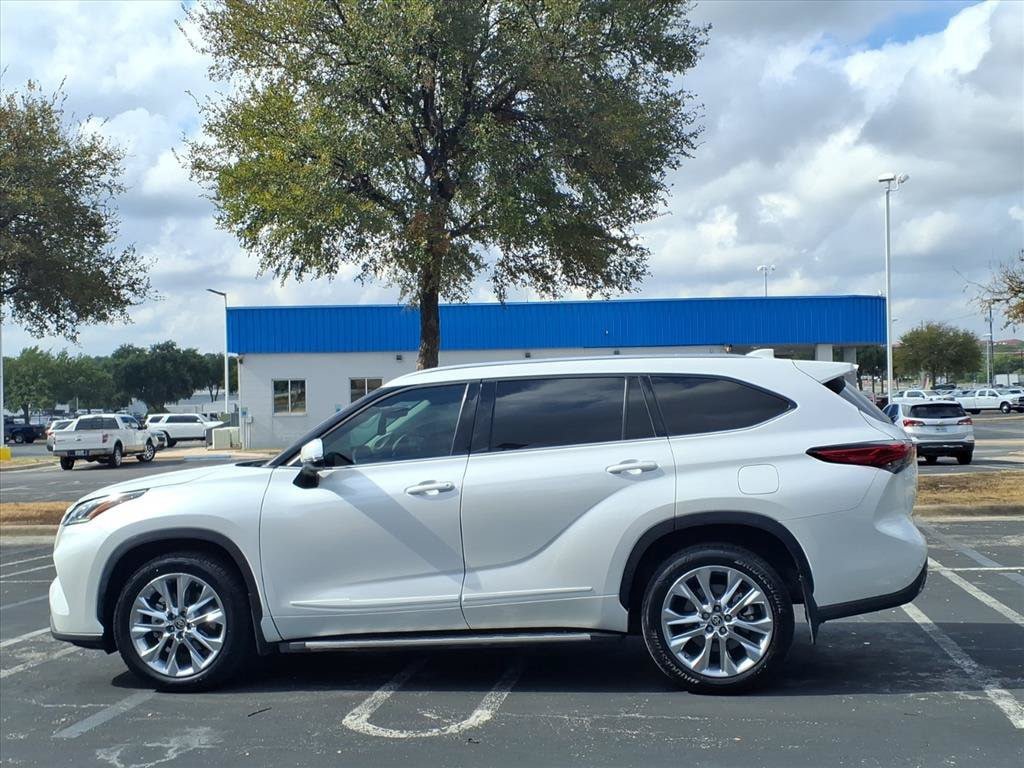 Used 2023 Toyota Highlander Limited FWD image 9