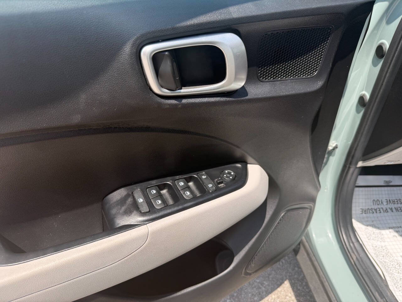 Used 2025 Hyundai Venue SEL FWD image 18
