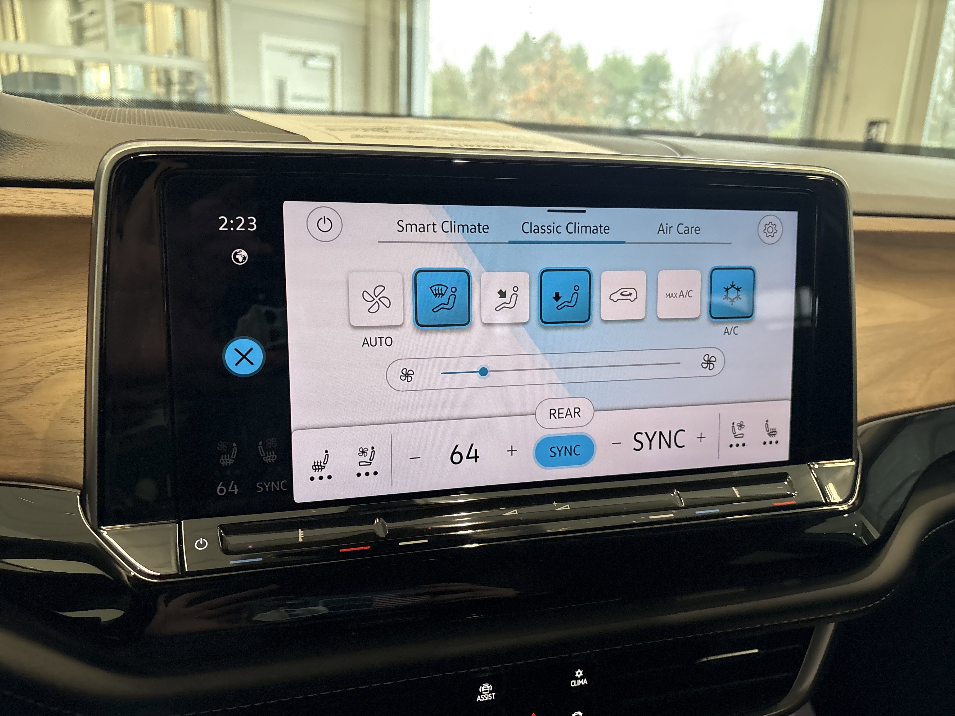 Certified 2024 Volkswagen Atlas SE image 32