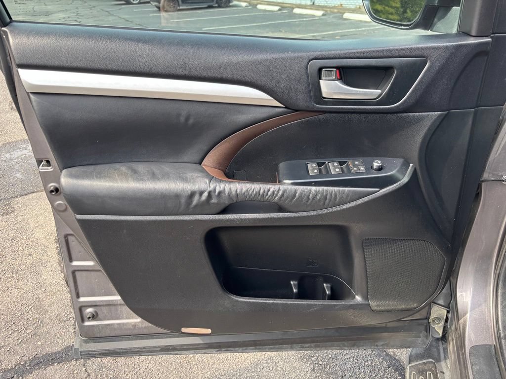 Used 2014 Toyota Highlander XLE FWD image 16