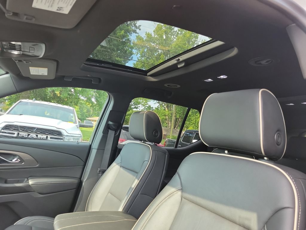 Used 2023 Chevrolet Traverse Premier FWD image 39