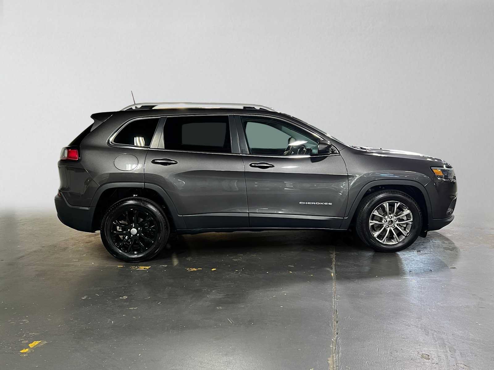 Used 2019 Jeep Cherokee Latitude Plus FWD image 2