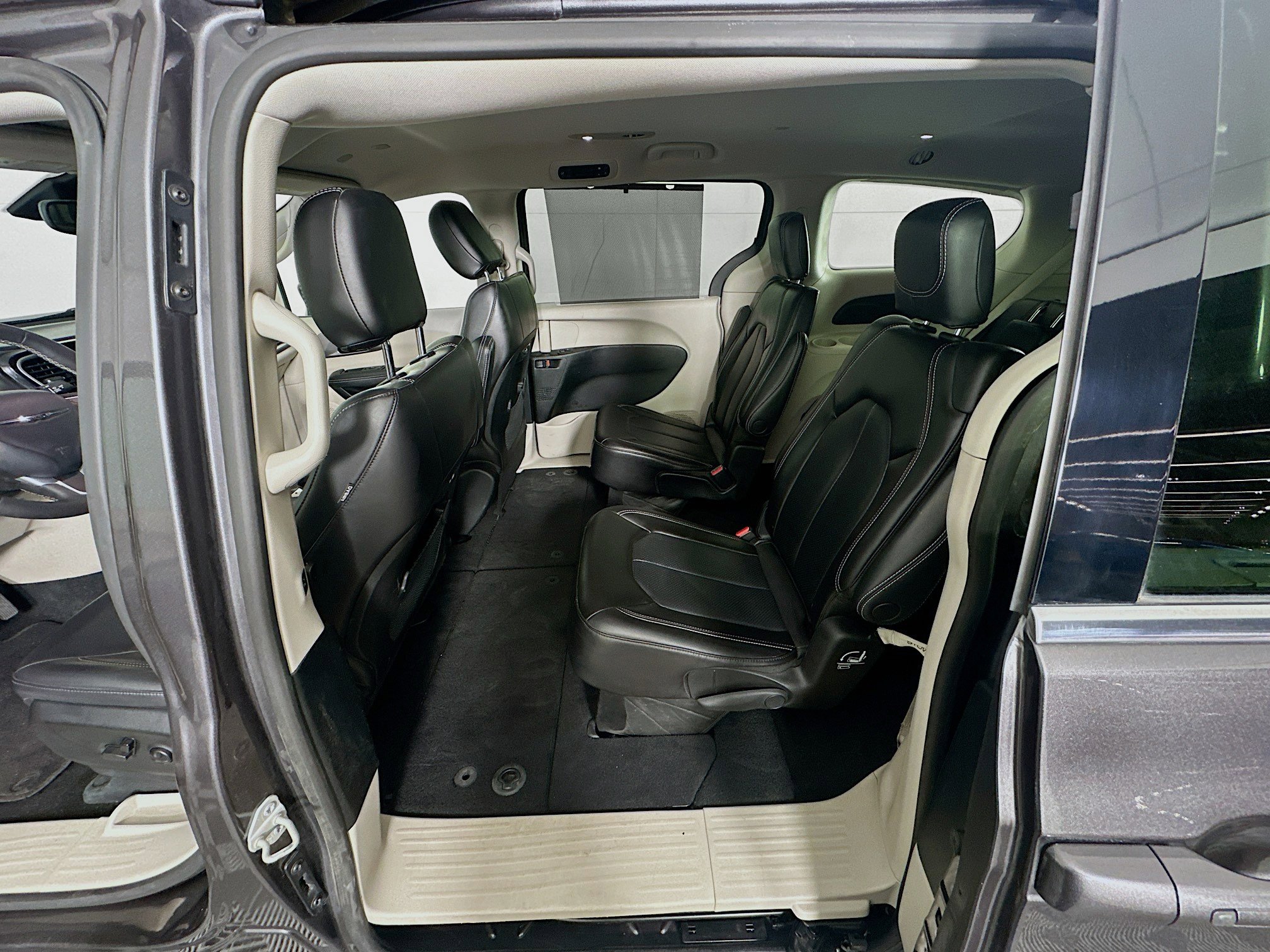 Used 2023 Chrysler Pacifica Touring-L image 26