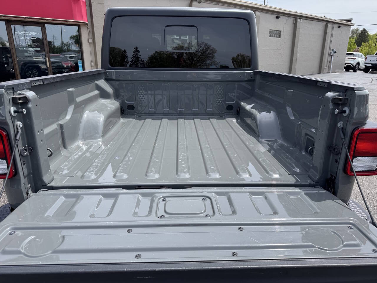 Used 2022 Jeep Gladiator Willys AWD/4WD image 16