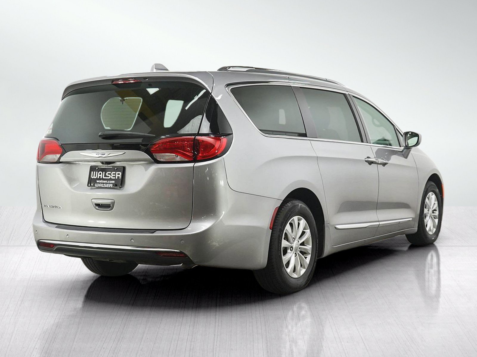 Used 2018 Chrysler Pacifica Touring-L FWD image 5