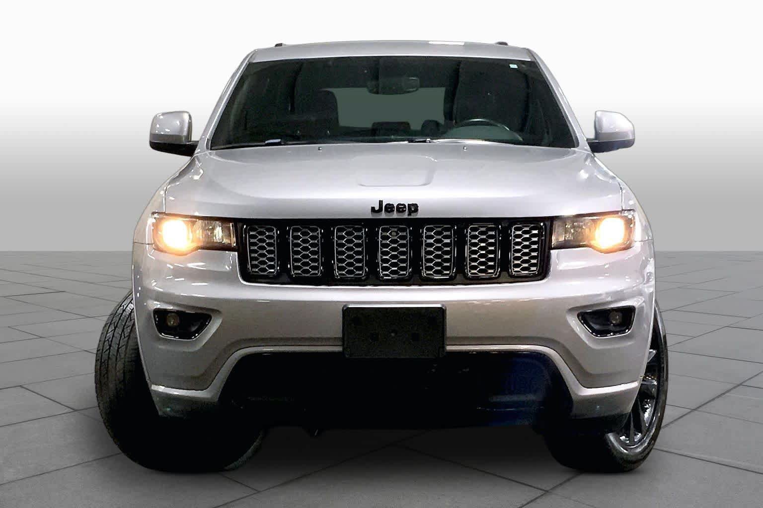 Used 2020 Jeep Grand Cherokee Altitude AWD/4WD image 4