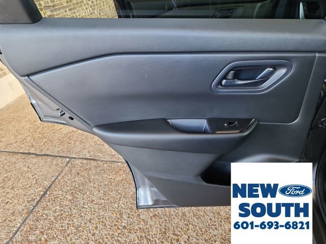 Used 2024 Nissan Rogue S image 26