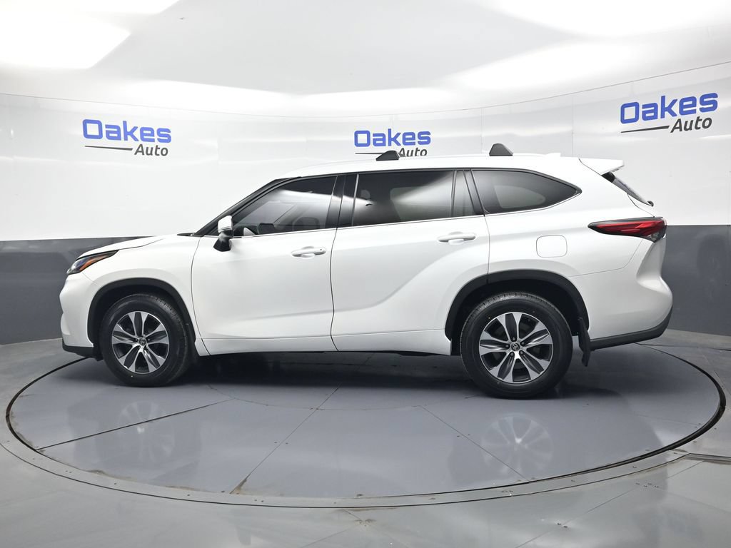Used 2022 Toyota Highlander XLE AWD/4WD image 4