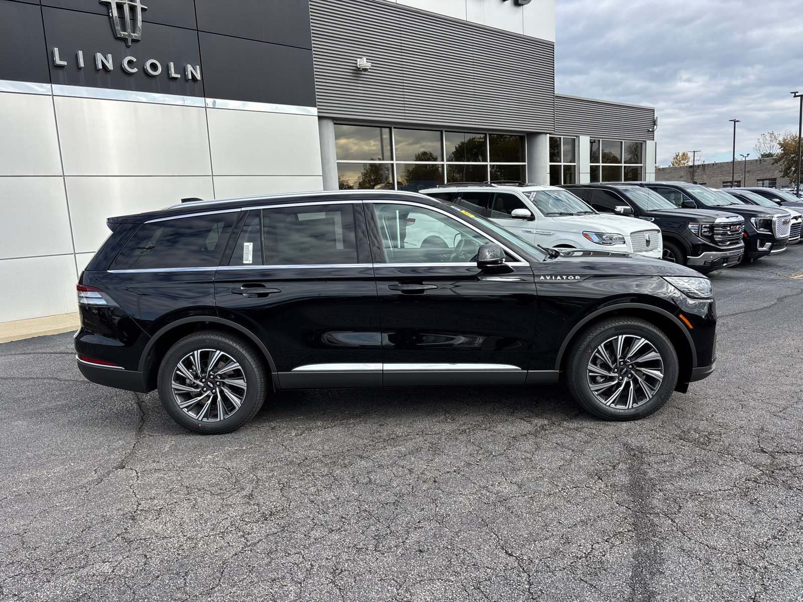New 2026 Lincoln Aviator AWD image 8