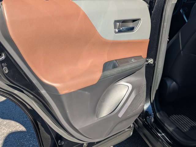 Used 2021 Toyota Venza XLE w/ Softex Package image 18