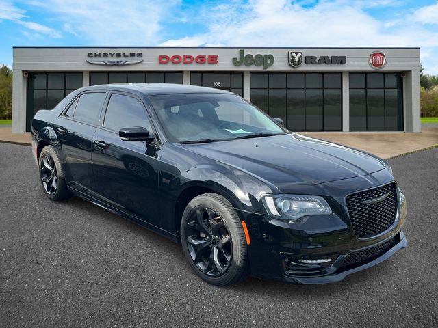 Used 2022 Chrysler 300 Touring L w/ Popular Equipment Group RWD image 2