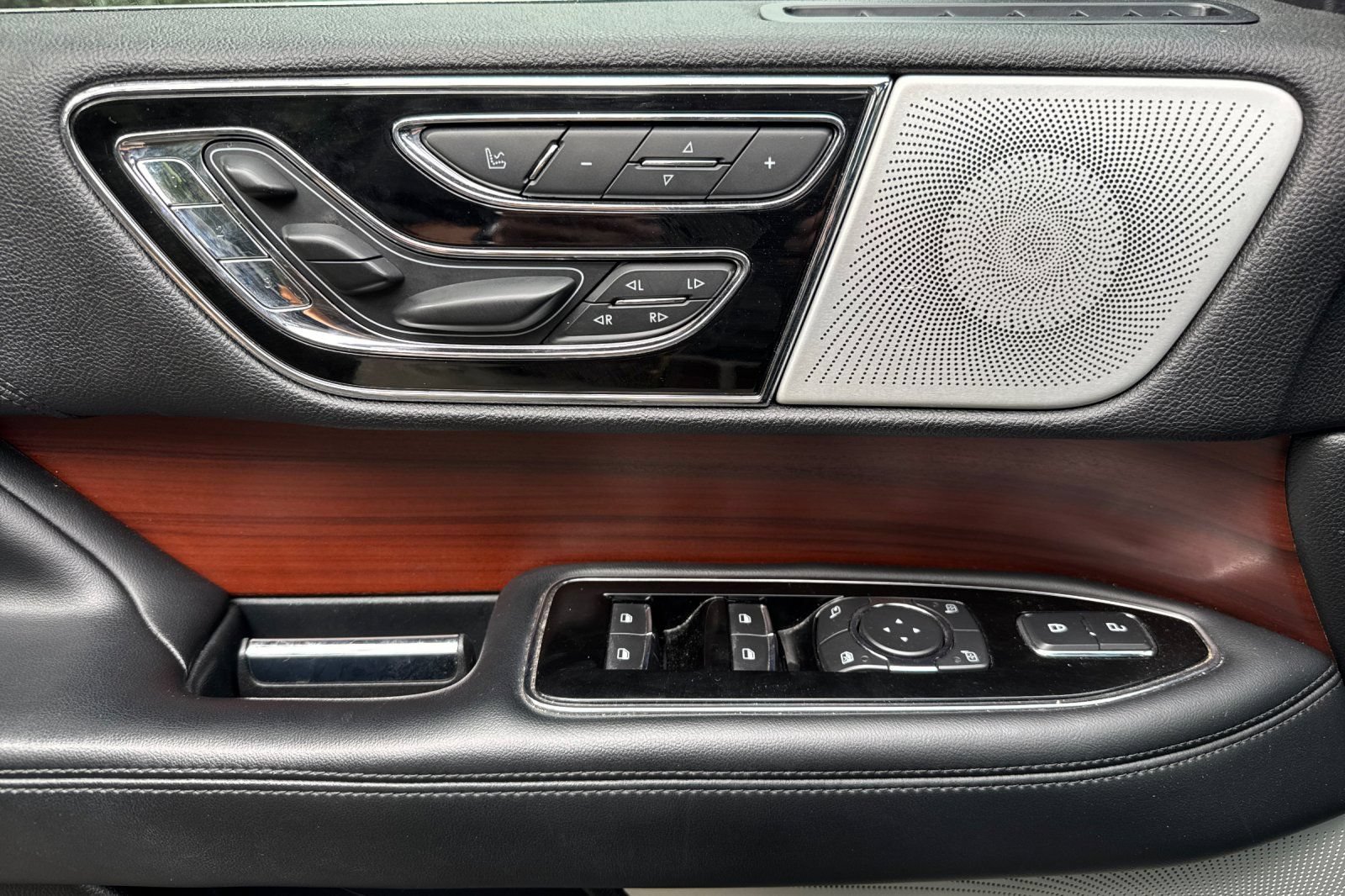 Used 2021 Lincoln Navigator Reserve w/ Luxury Package AWD/4WD image 11