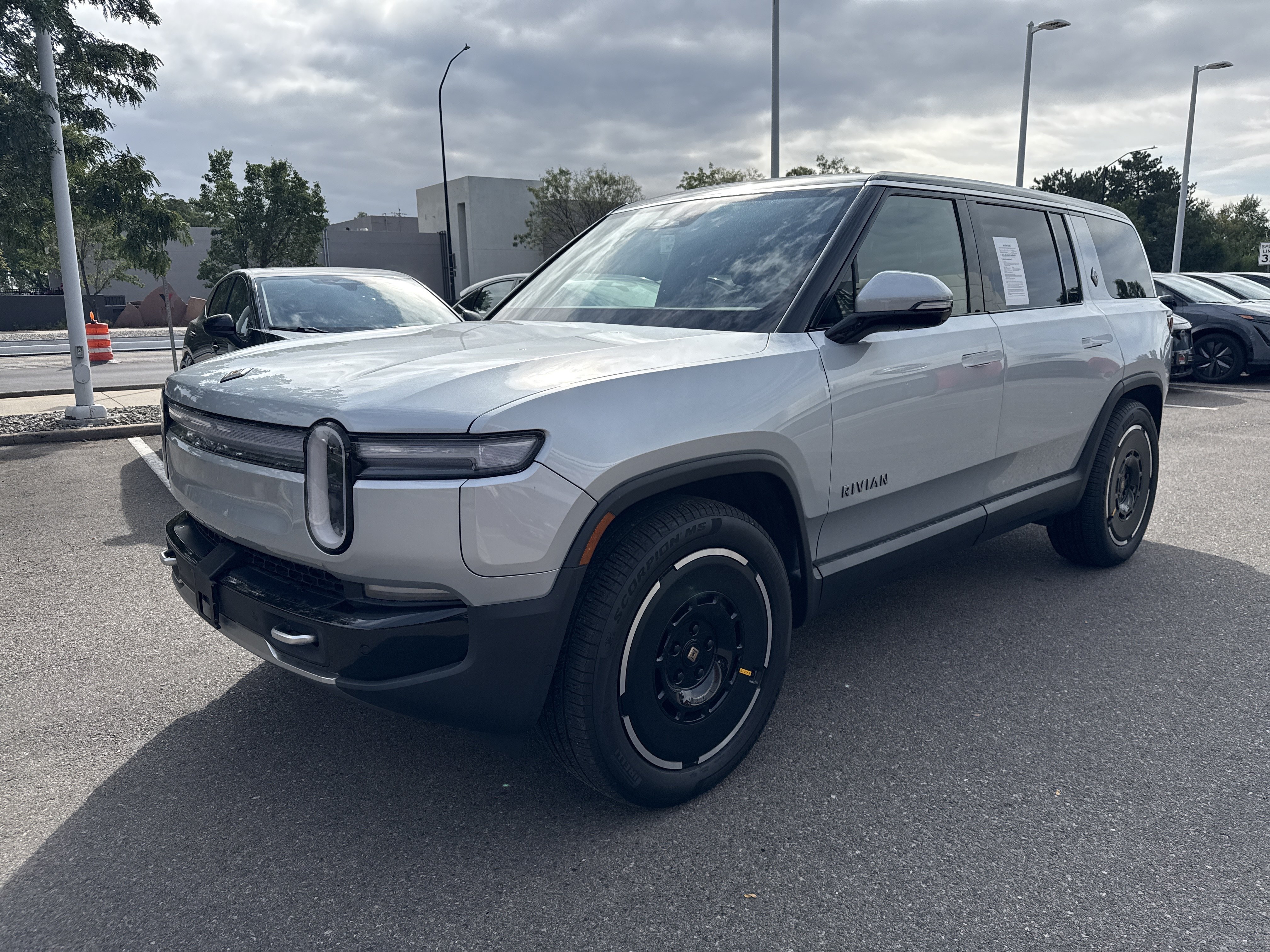 Used 2025 Rivian R1S Adventure Dual AWD/4WD image 3