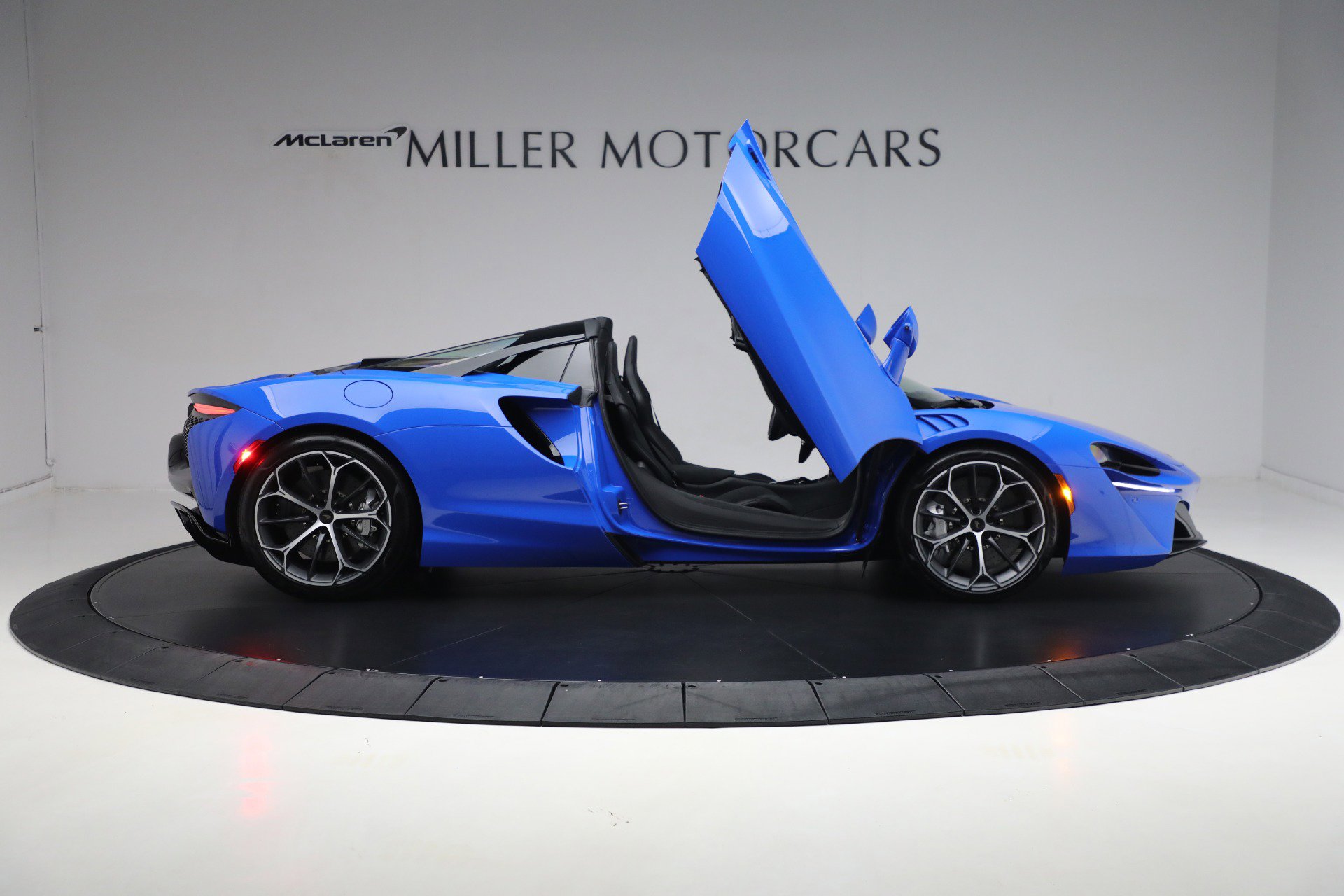 New 2025 McLaren Artura Spider image 31
