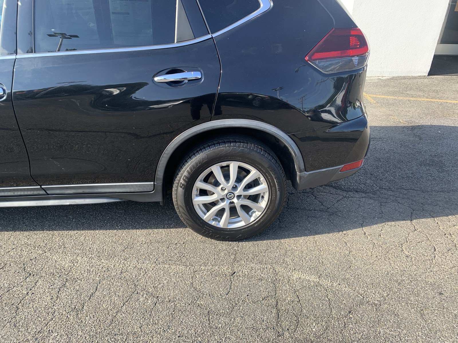 Used 2018 Nissan Rogue SV FWD image 6