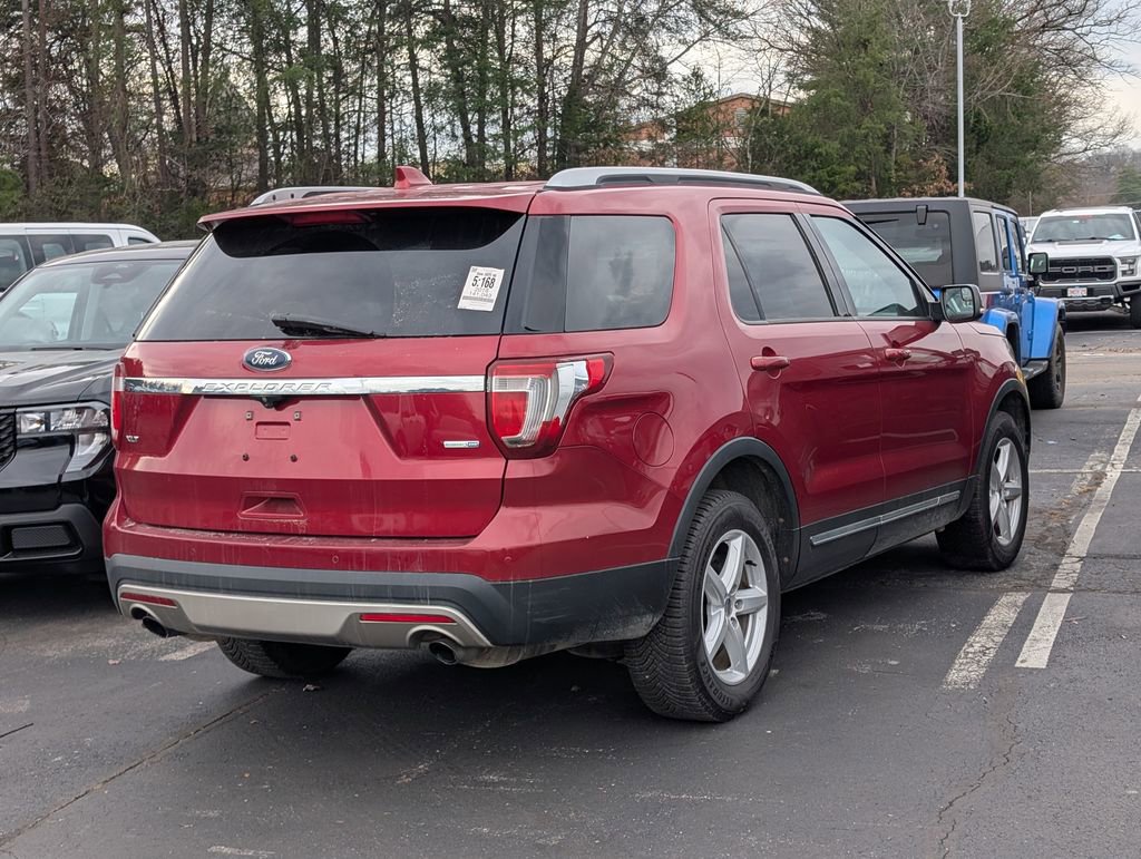 Used 2016 Ford Explorer XLT w/ Equipment Group 201A image 3