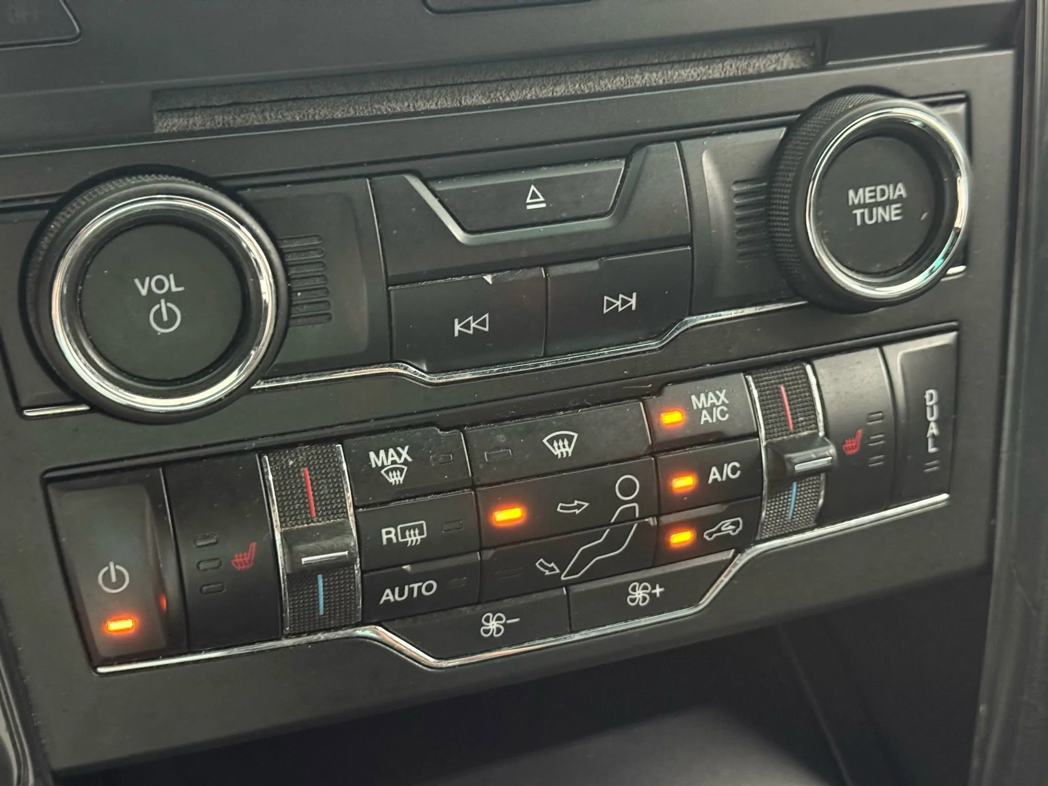 Used 2016 Ford Explorer XLT w/ Equipment Group 202A image 27