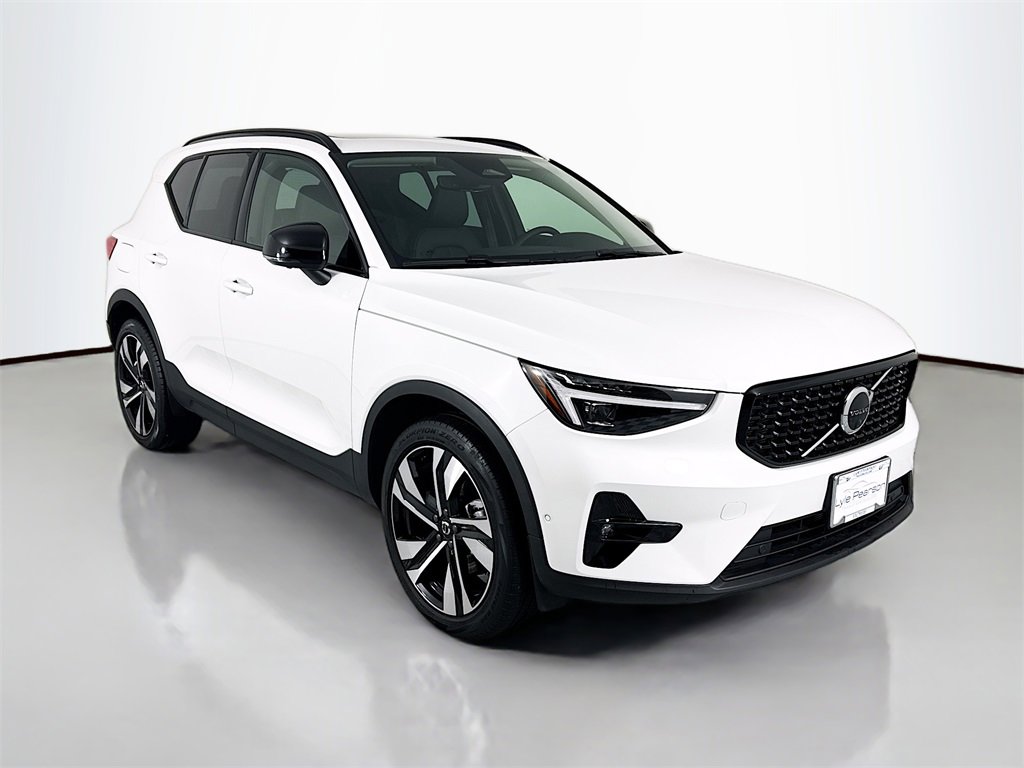 Used 2023 Volvo XC40 B5 Ultimate w/ Protection Package Premier image 7
