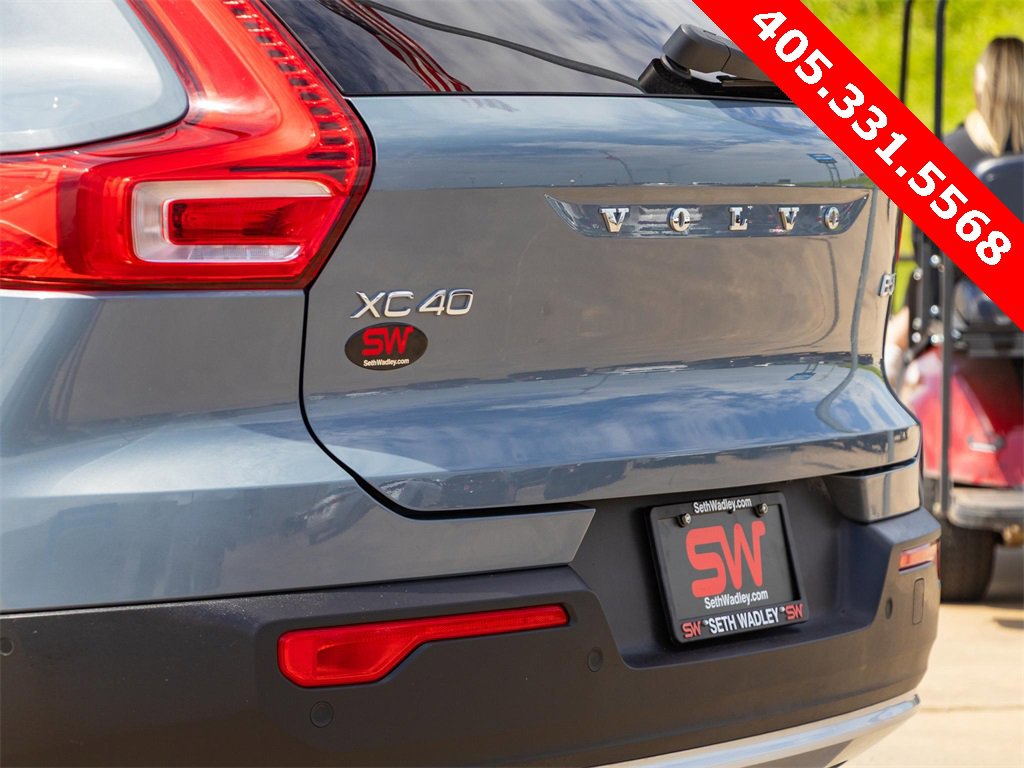 Used 2023 Volvo XC40 B5 Plus image 7