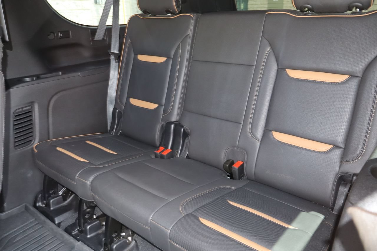 Used 2023 GMC Yukon XL AT4 w/ Technology Package AWD/4WD image 7