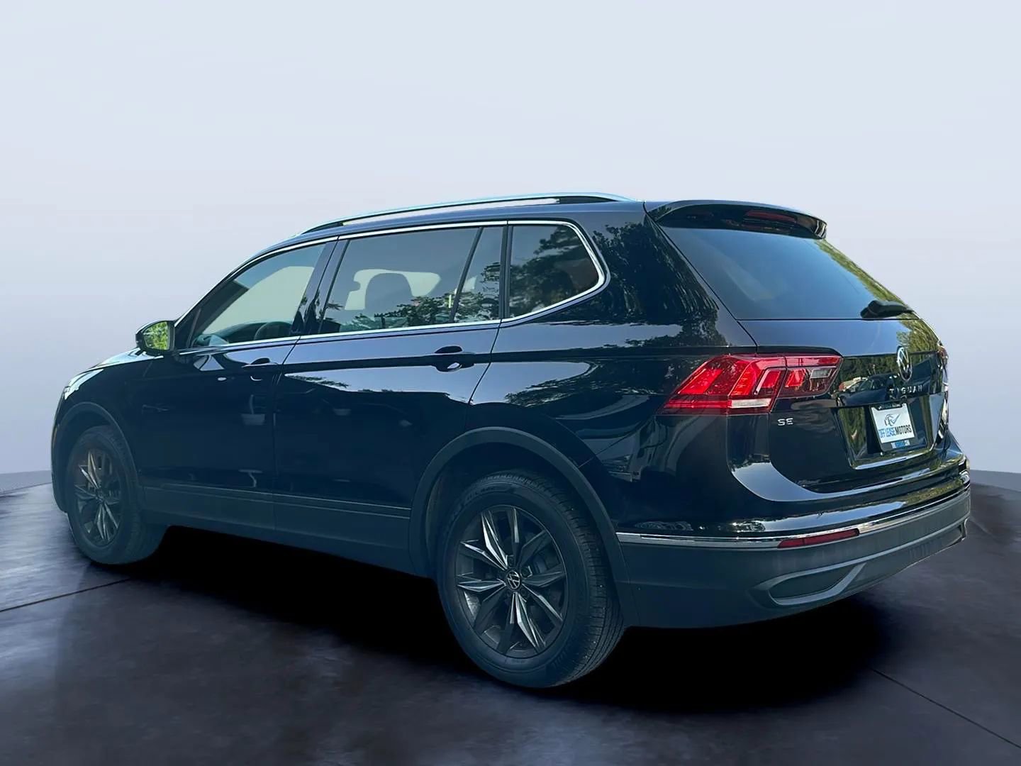 Used 2024 Volkswagen Tiguan SE image 3