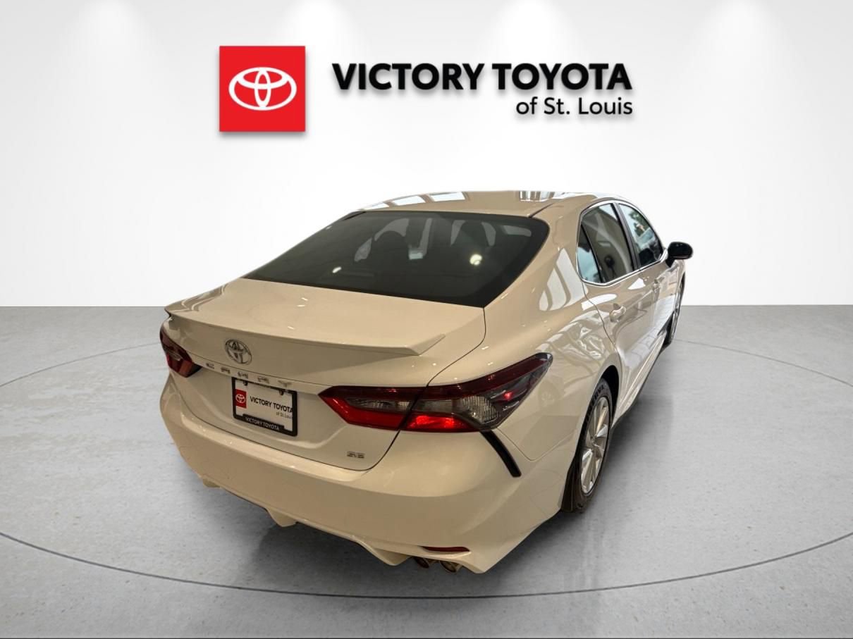 Used 2023 Toyota Camry SE FWD image 3