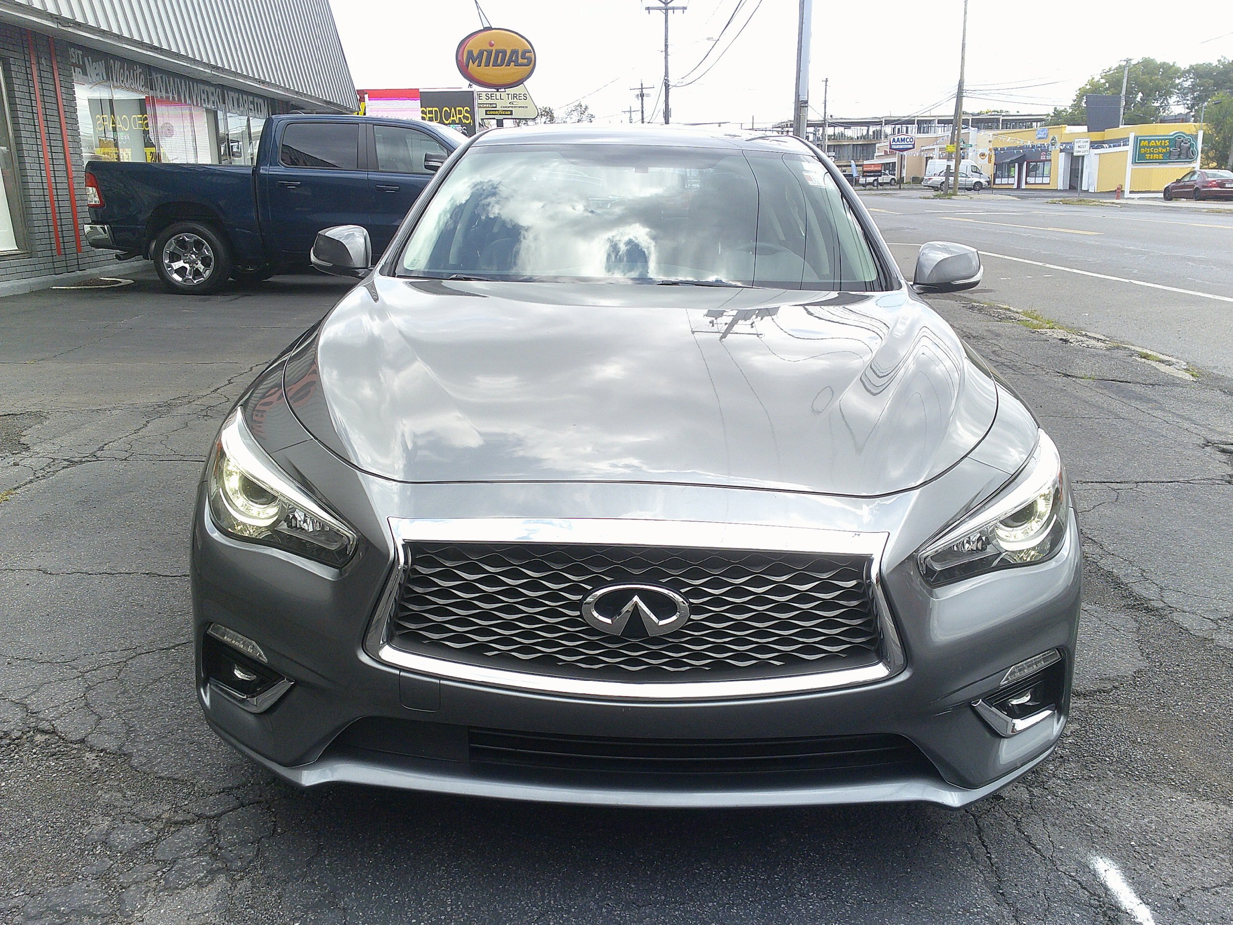 Used 2019 INFINITI Q50 Luxe w/ Essential Package (3.0T Luxe) AWD/4WD image 3