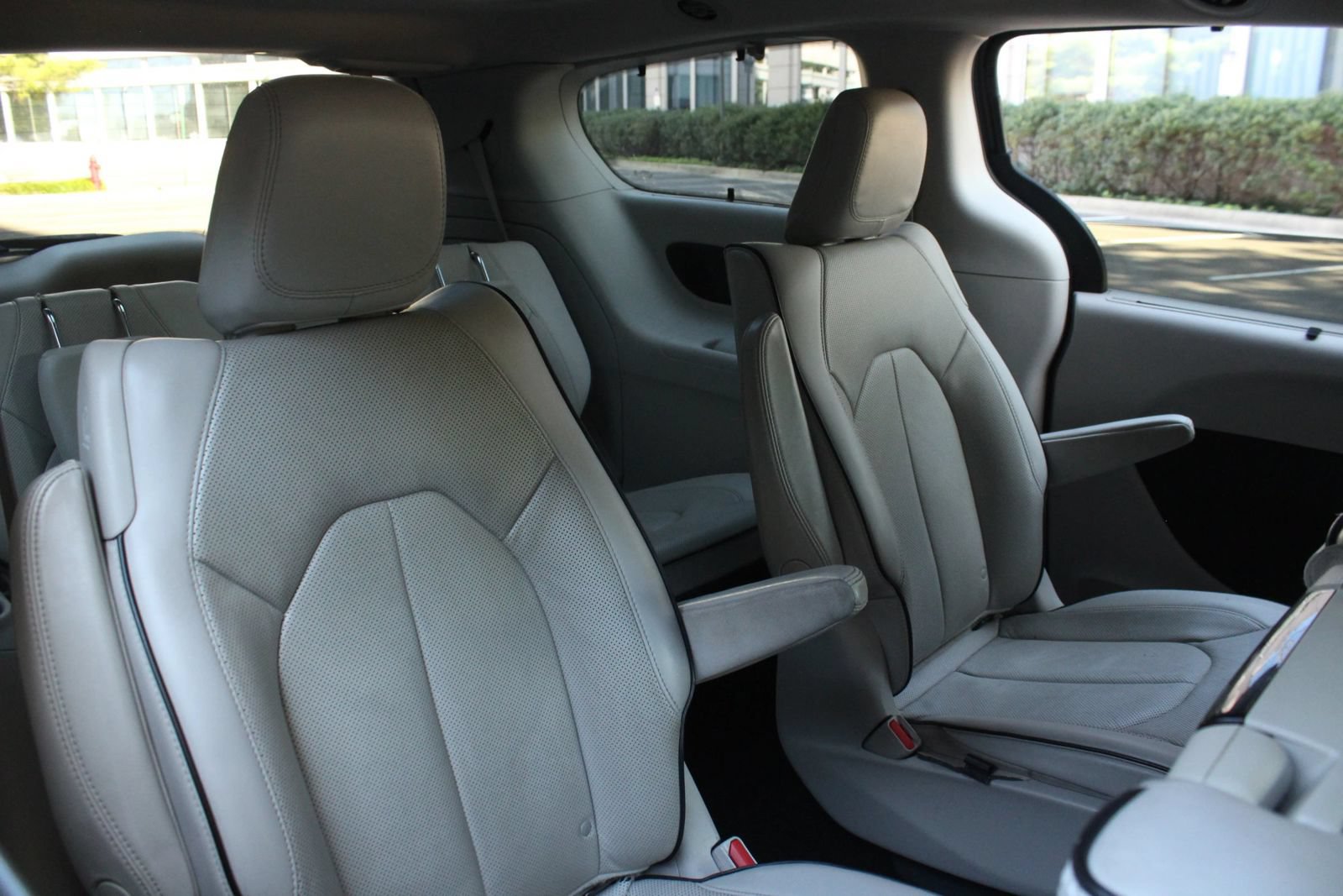 Used 2021 Chrysler Pacifica Limited w/ Uconnect Theater Family Group FWD image 22