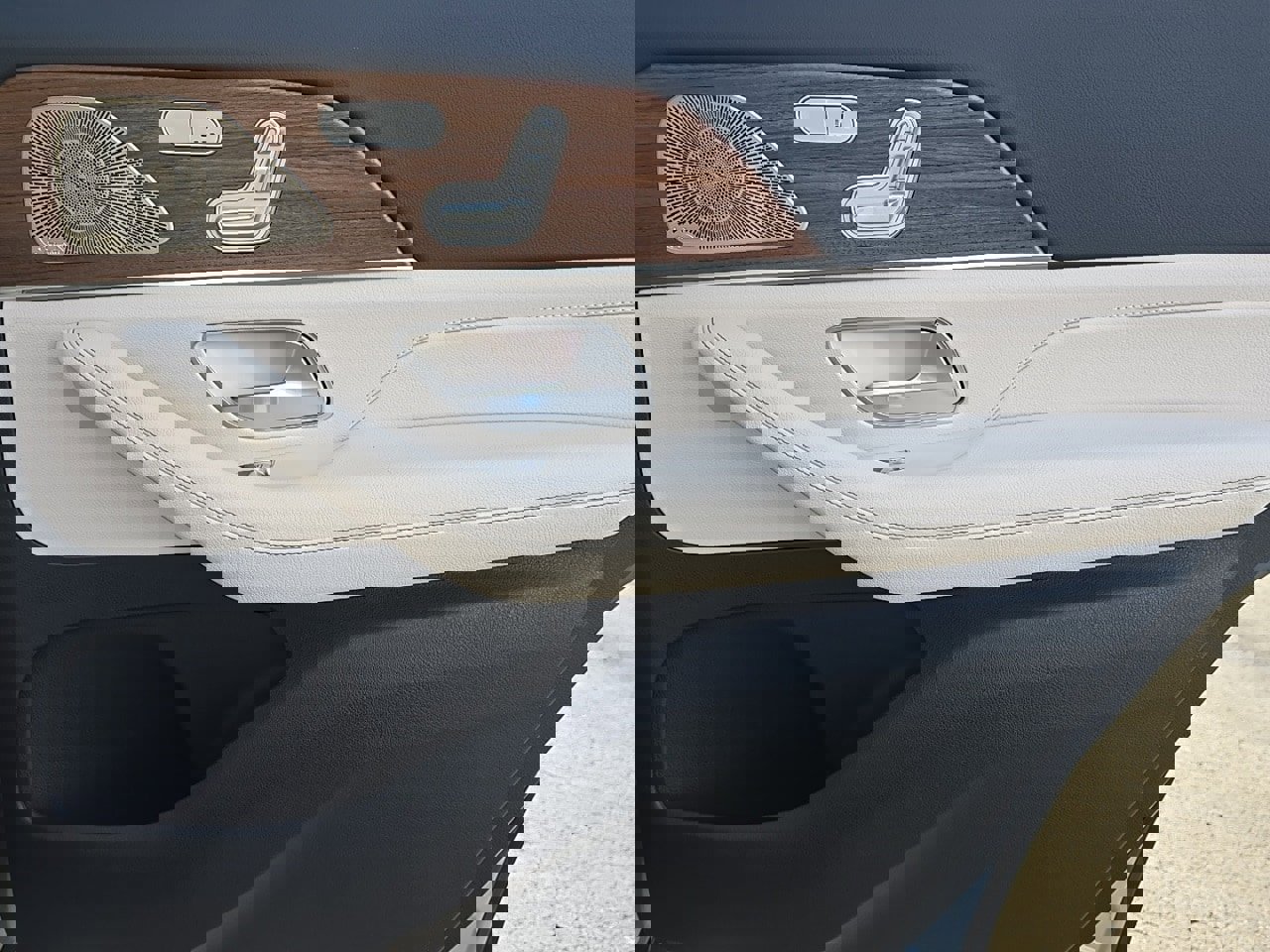 New 2026 Mercedes-Benz GLS 450 4MATIC image 37