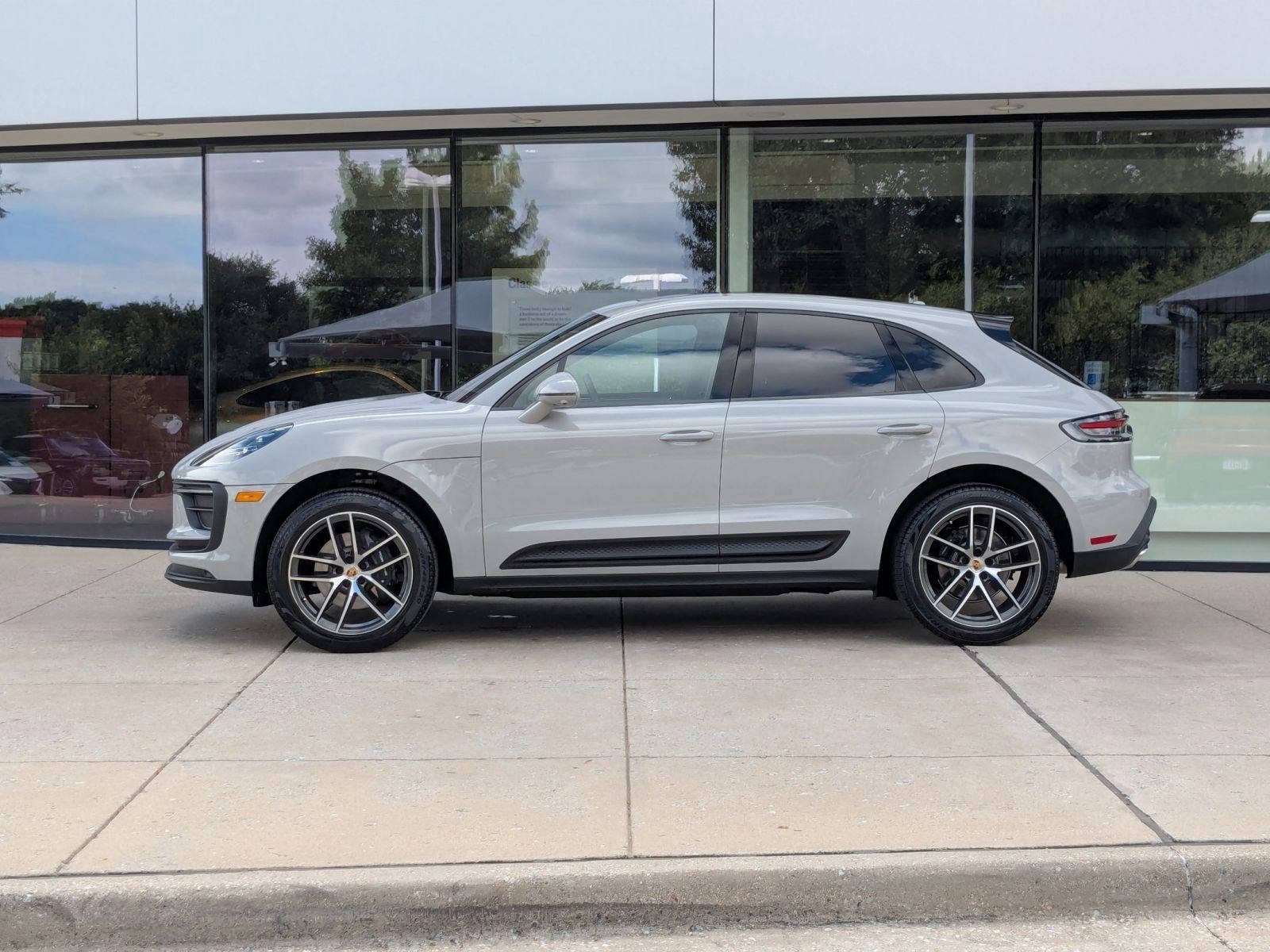 Certified 2025 Porsche Macan image 2