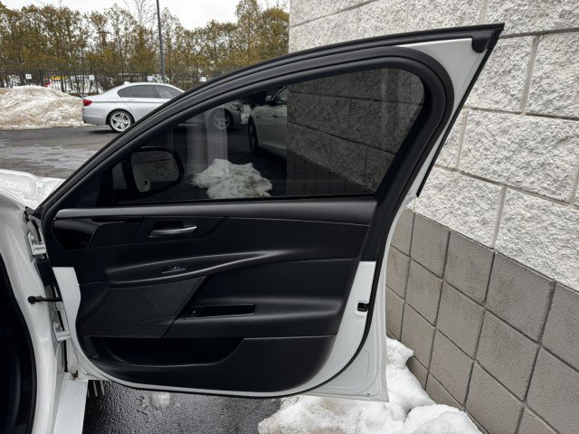 Used 2019 Jaguar XE Premium image 34