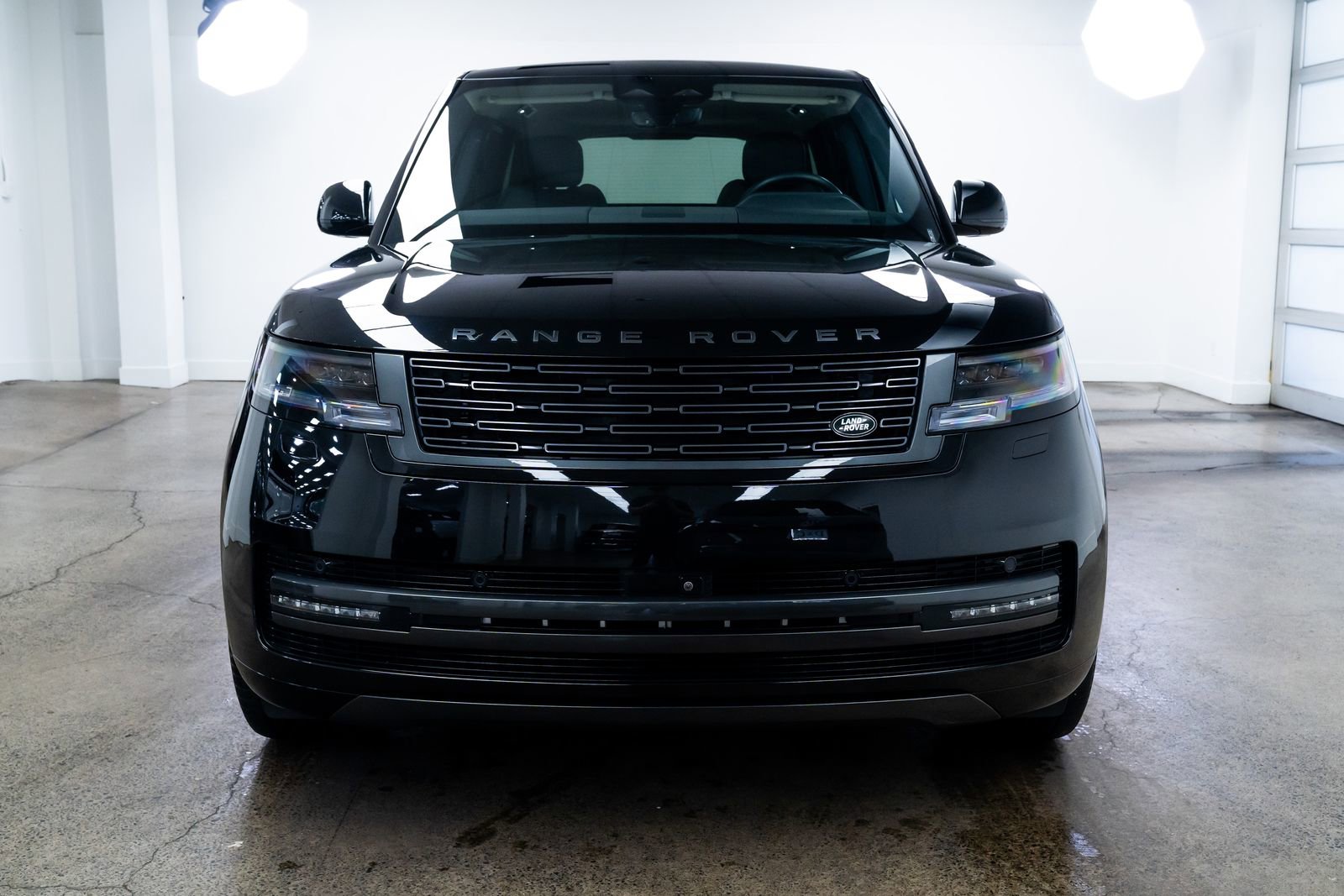 Used 2025 Land Rover Range Rover Long Wheelbase SE AWD/4WD image 2
