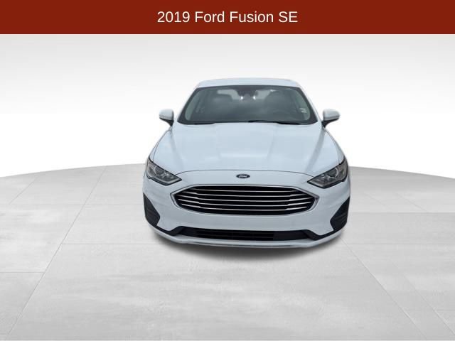 Used 2019 Ford Fusion SE image 2