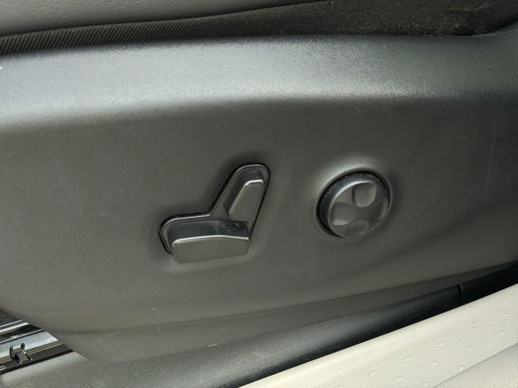 Used 2023 Chrysler Pacifica Touring-L FWD image 16