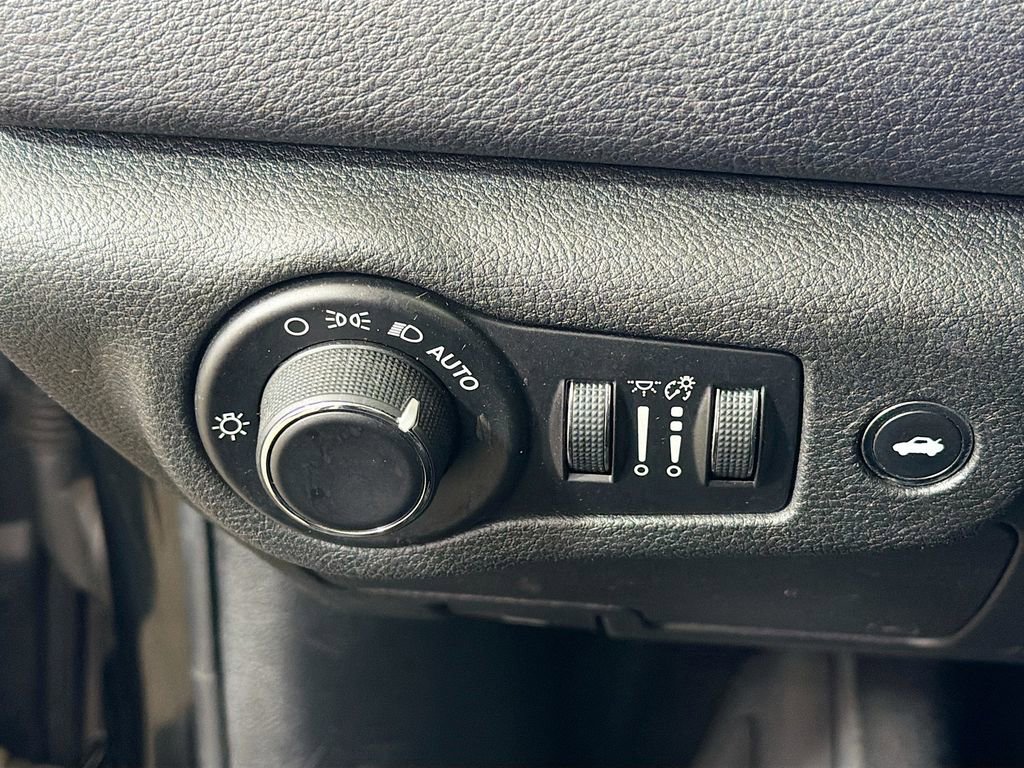 Used 2015 Chrysler 200 Limited w/ Convenience Group image 12