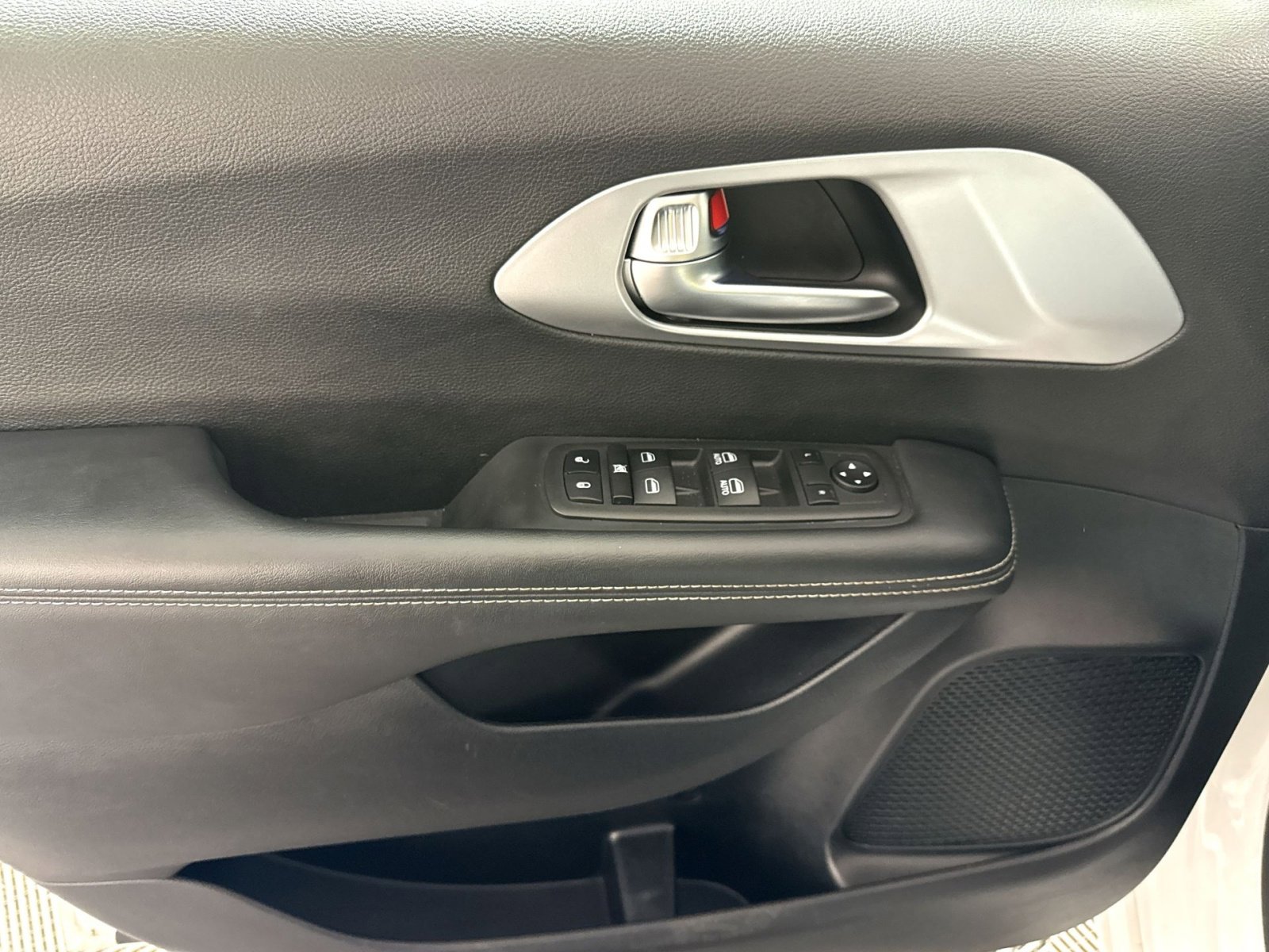 Used 2023 Chrysler Pacifica Touring FWD image 15