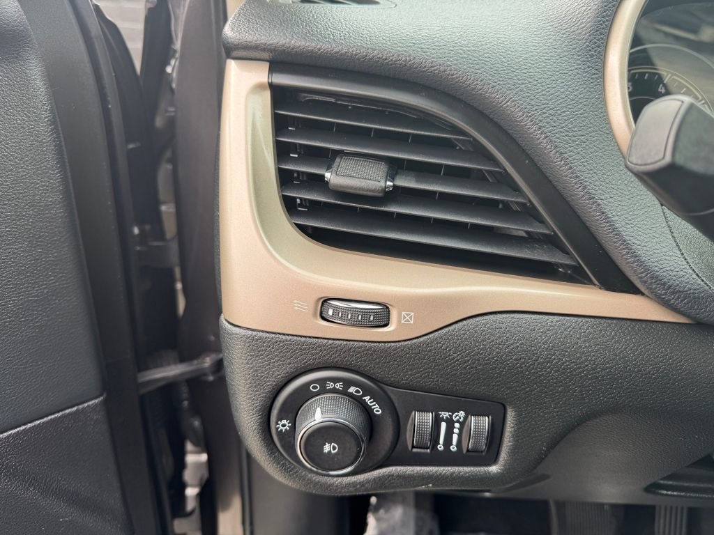 Used 2014 Jeep Cherokee Limited AWD/4WD image 27