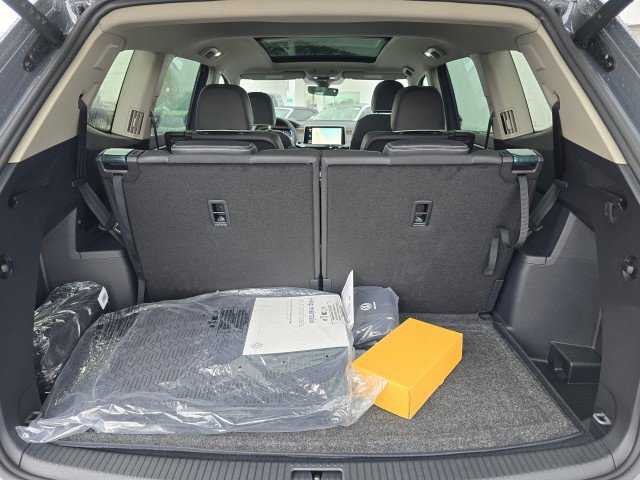 New 2026 Volkswagen Atlas SEL Premium R-Line image 18