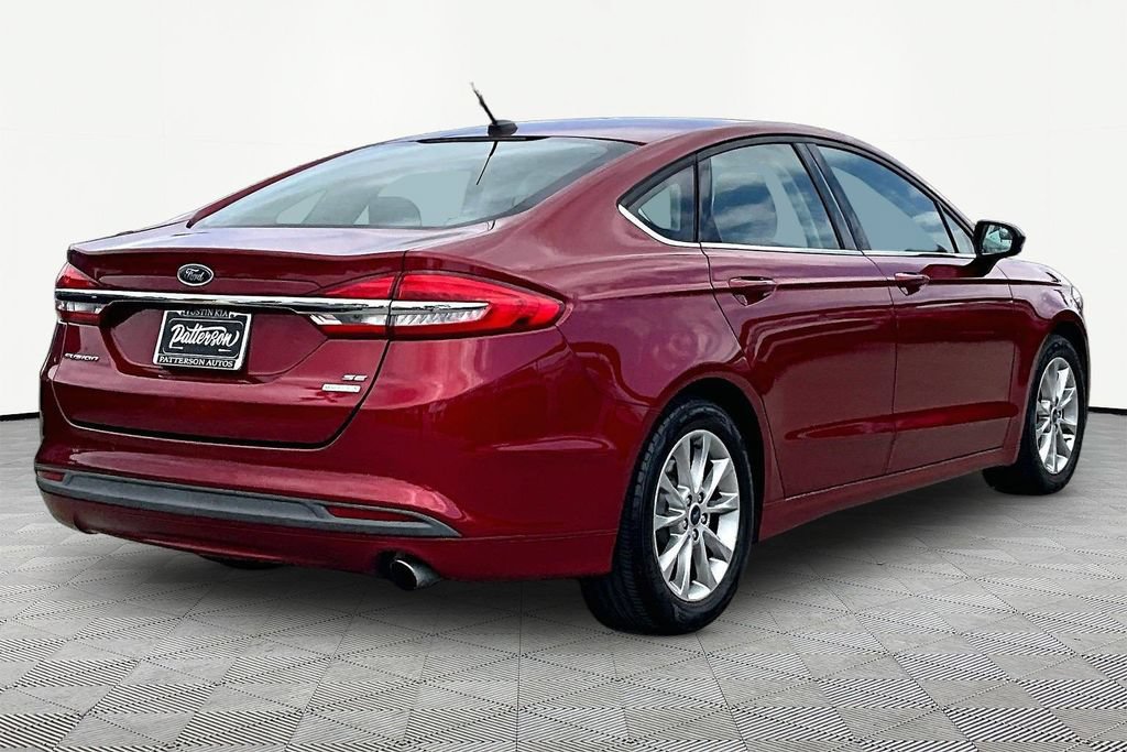 Used 2017 Ford Fusion SE w/ Fusion SE Technology Package FWD image 2